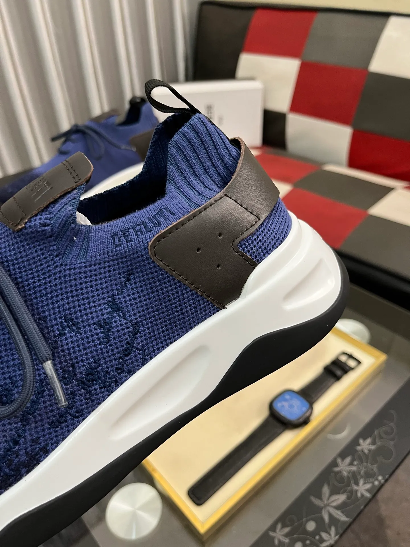 Men's Men's Shoes 💰400⌚️⌚️Berlut* France's top men's shoes, Berluti brand broke the rules in its first show and launched a new Edge shoe last. This model is hand-crafted with exquisite and fashionable fly-woven cowhide, a water-dyed cowhide lining, and an original color-blocked lightweight and wear-resistant rubber sole. This bold improvement of the iconic shoe last is of great significance to the creative work of its unique shape and edge width. On Alessandro shoes, this sharp-edged silhouette is made more see-through through Kris' bold and professional new Cloudy dyeing, making it classic and fashionable! Size: 38-46